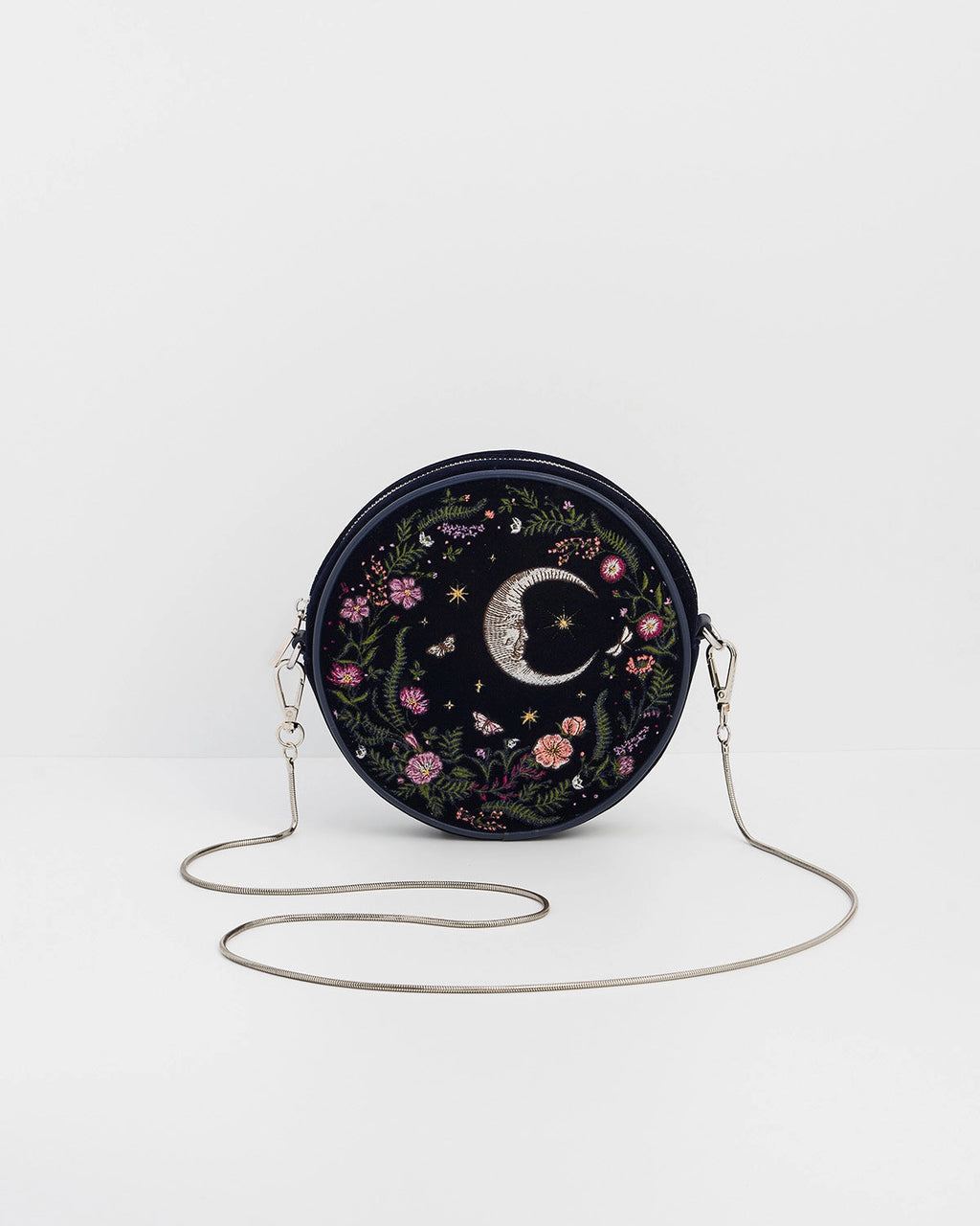 Front of purse with chain against a white background.